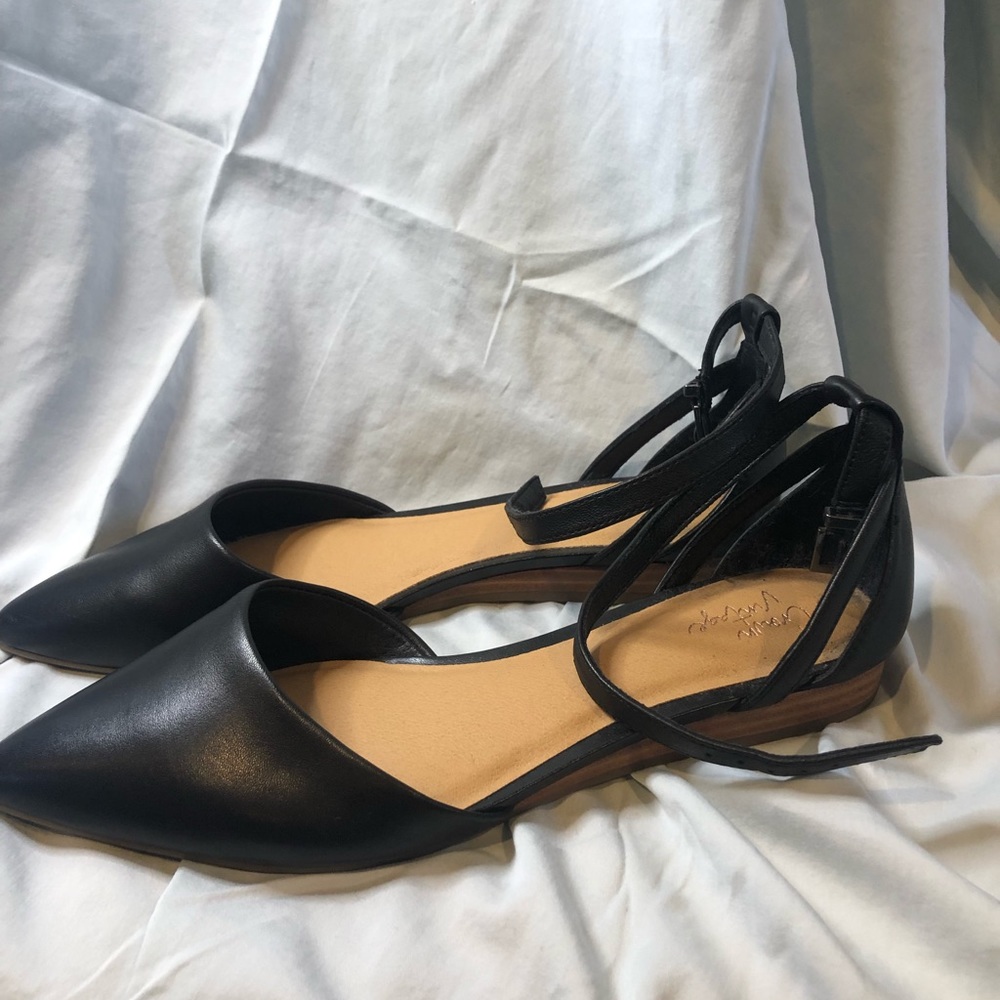 Crown Vintage black sized 9M flat Evalinda flat with ankle strap